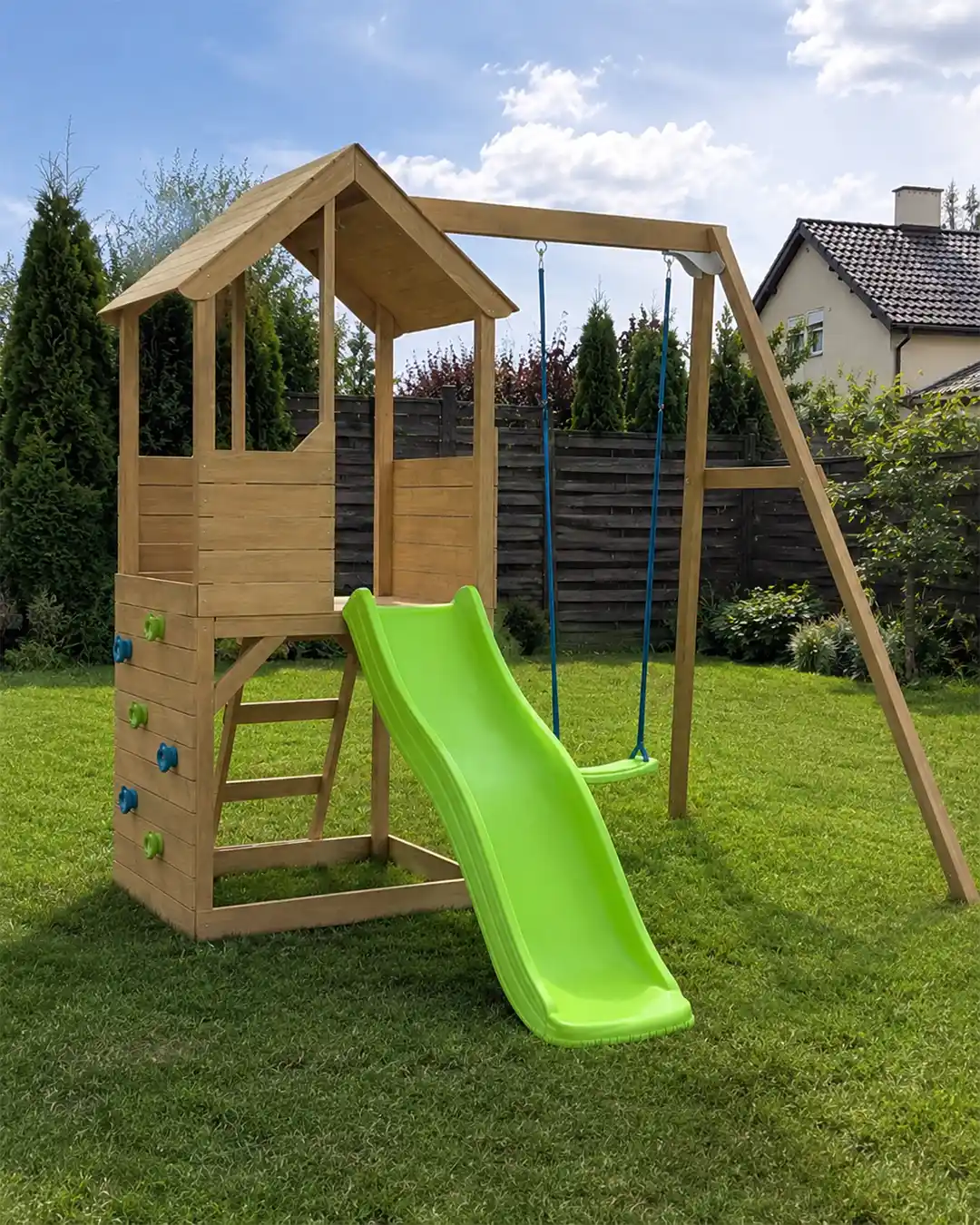 Dzieci bawiące się na placu zabaw TP Toys